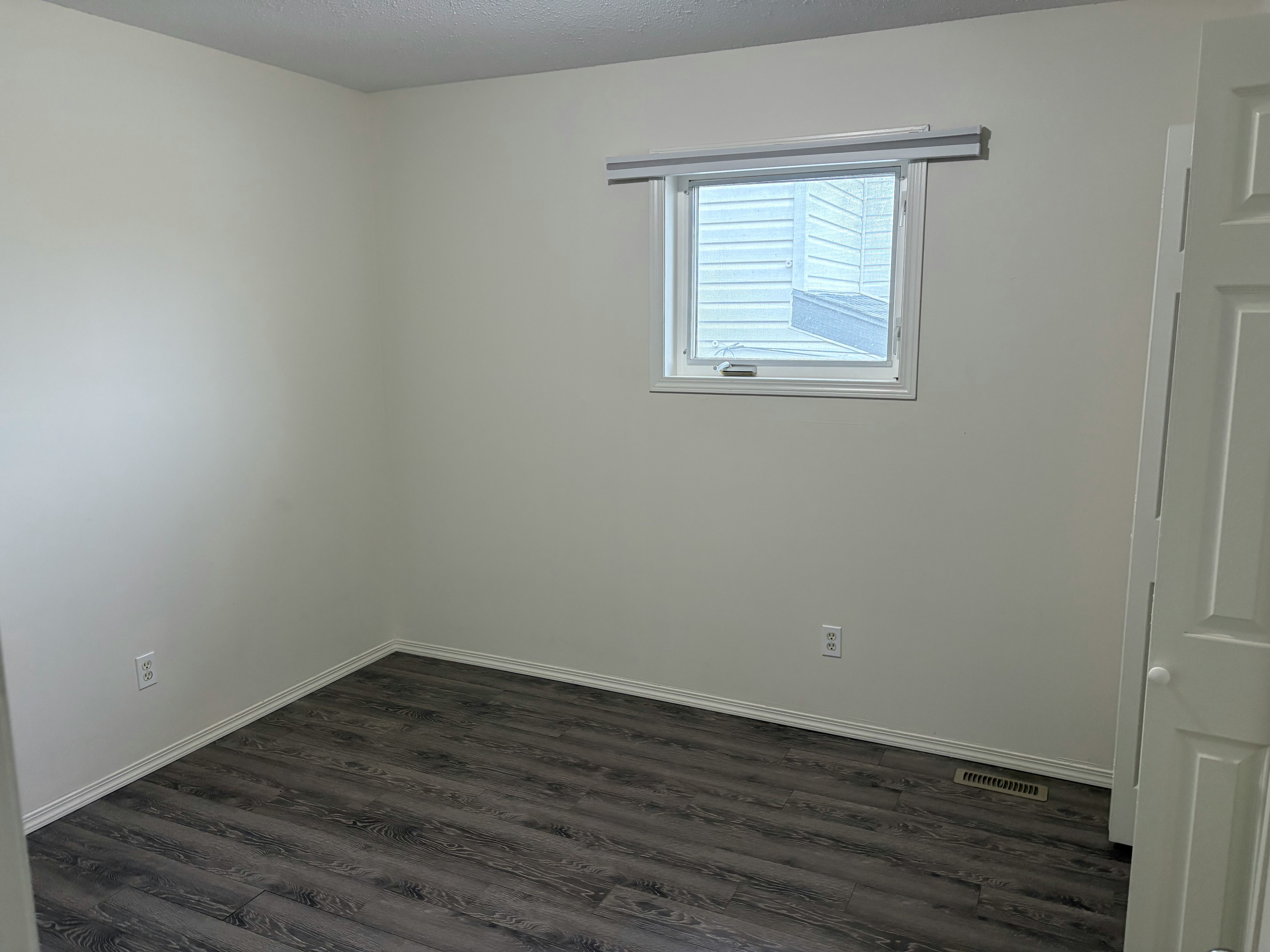 11930 80 Street Northwest, Edmonton, AB, T5B 2N7 - 8