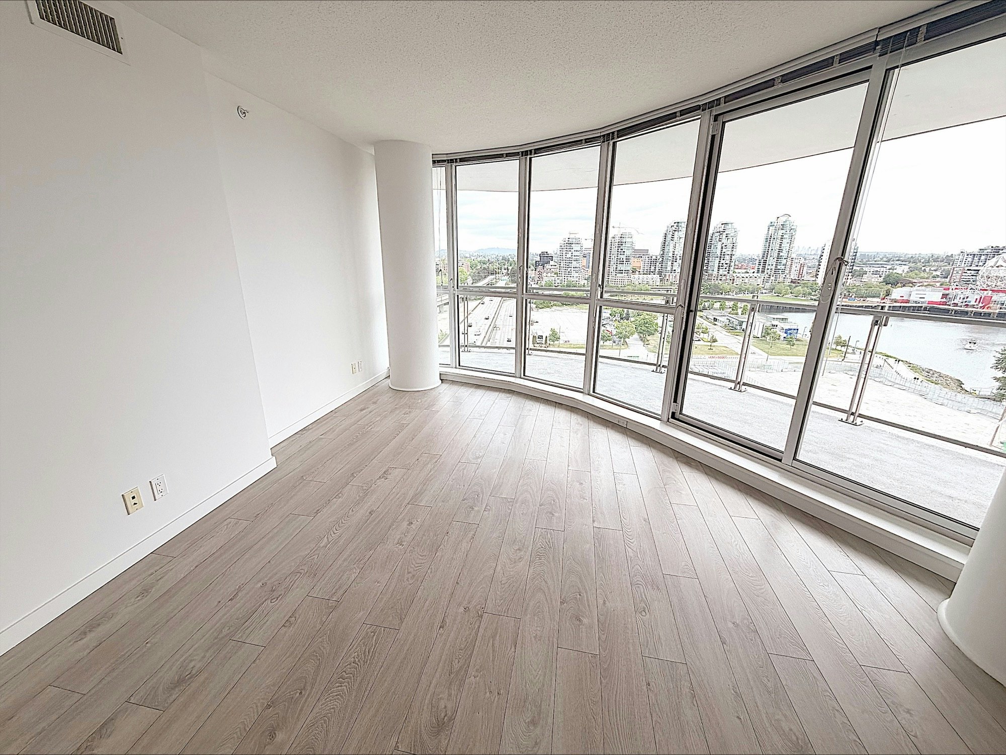 303-685 Pacific Boulevard, Vancouver, BC, V6B 0R4 - 2