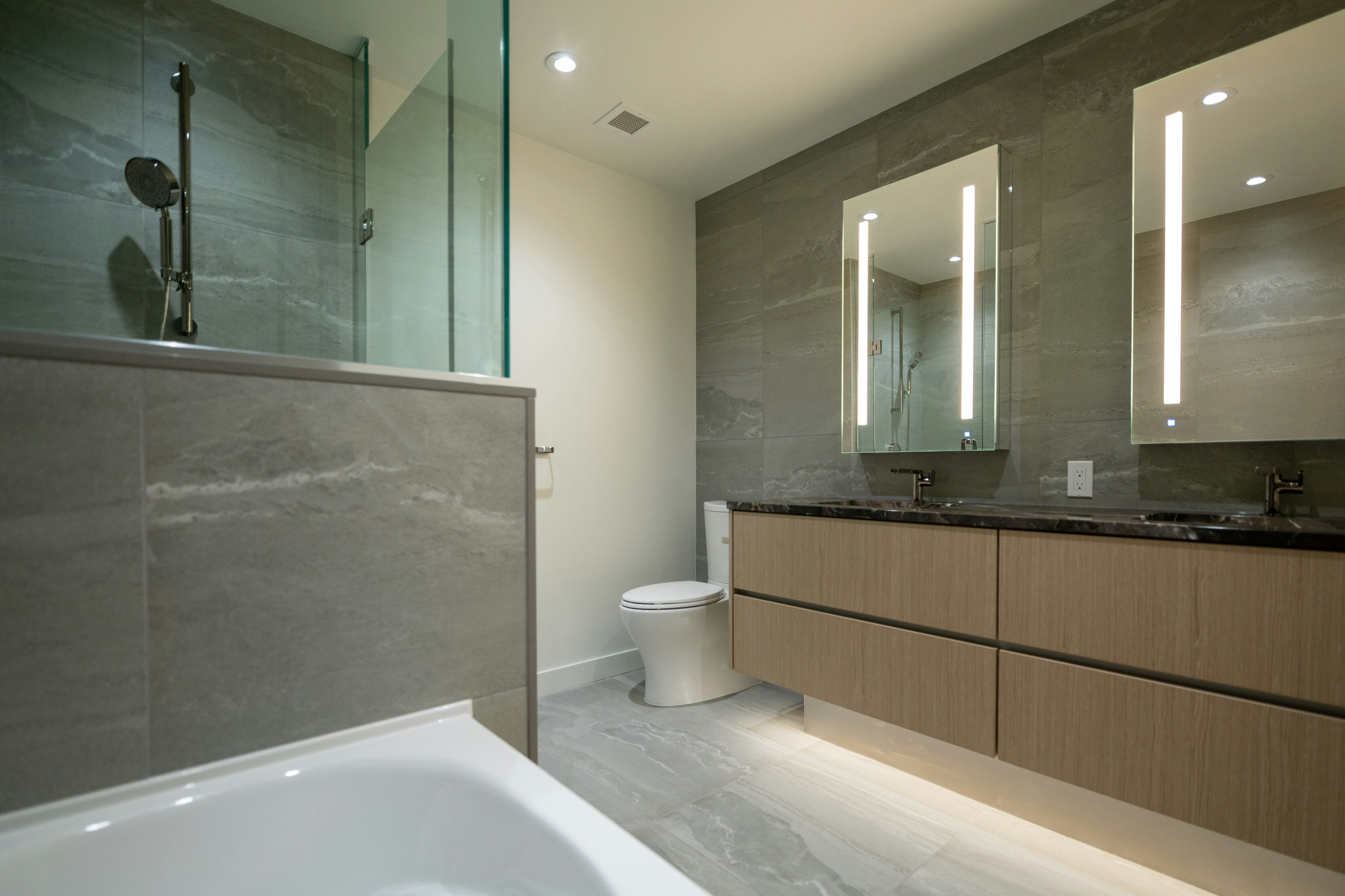 703-777 Harbour Way, North Vancouver, BC, V7P 0G2 - 25