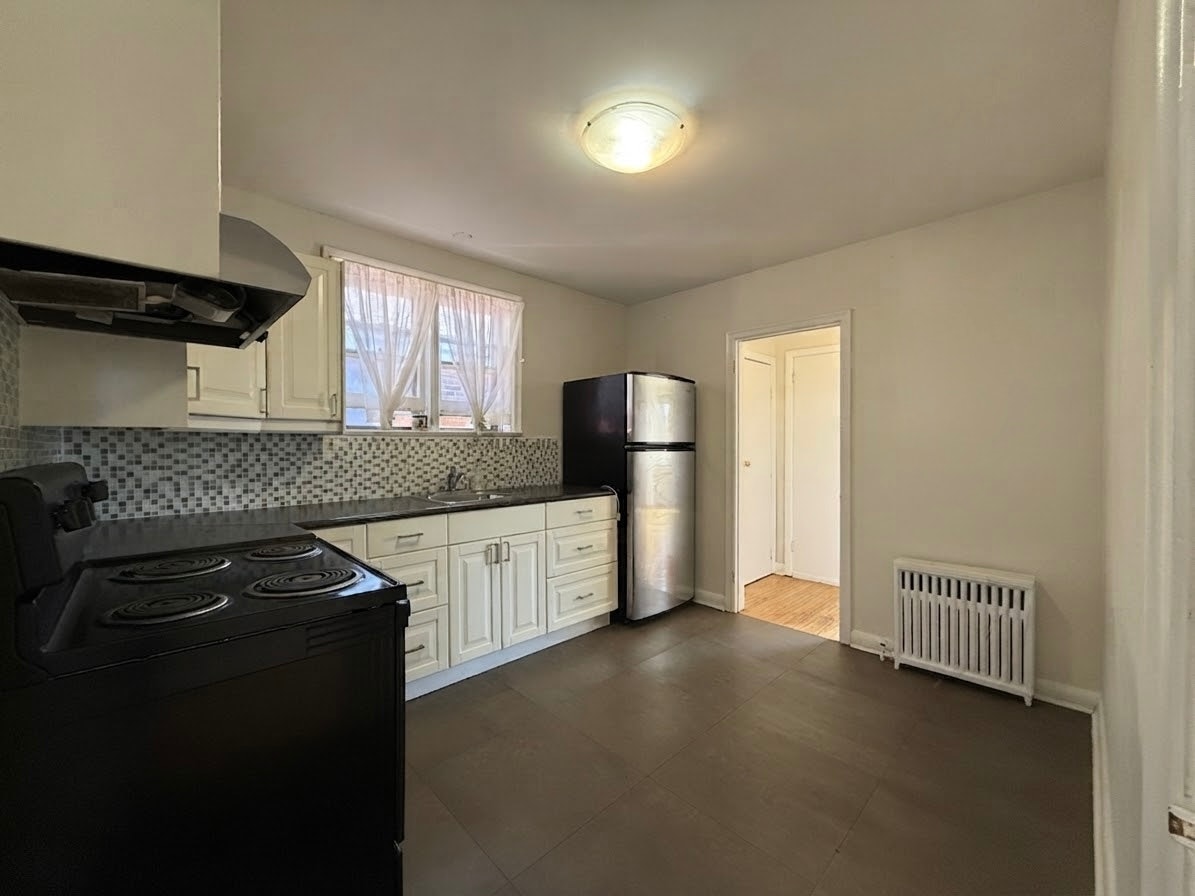 82 Lanark Avenue, Toronto, ON, M6E 2G4 - 11