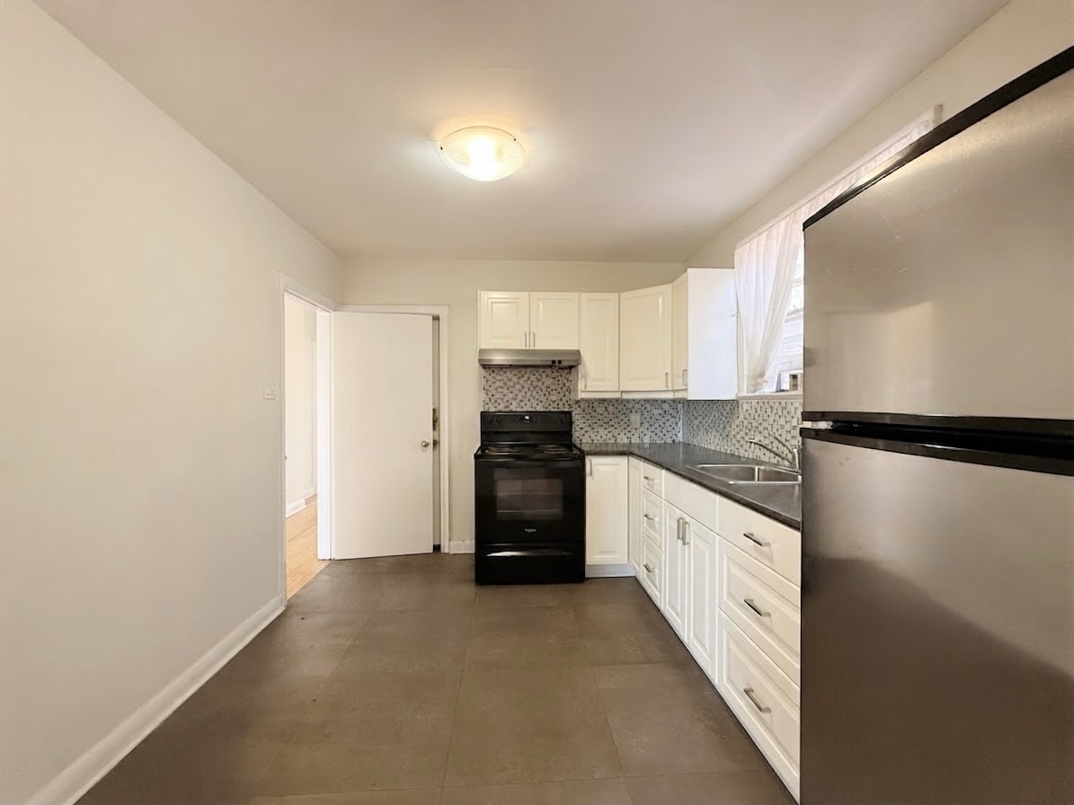 82 Lanark Avenue, Toronto, ON, M6E 2G4 - 9
