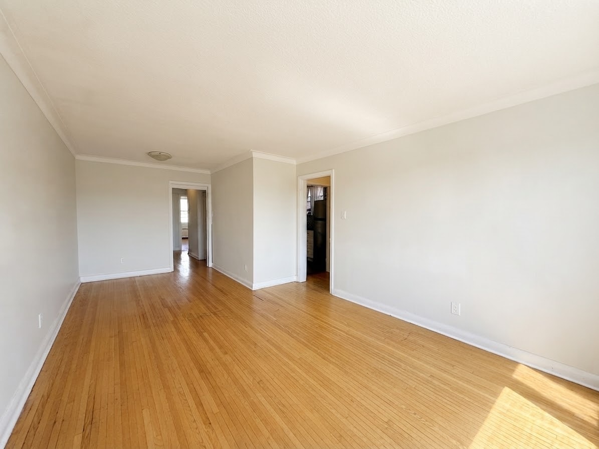 82 Lanark Avenue, Toronto, ON, M6E 2G4 - 6