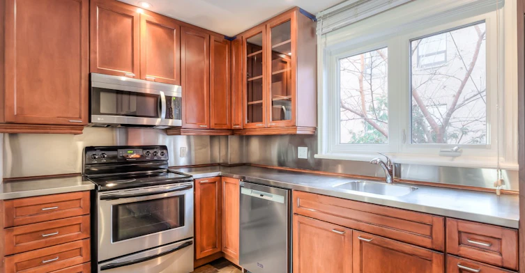 113 Earl Place, Toronto, ON, M4Y 1M4 - 2