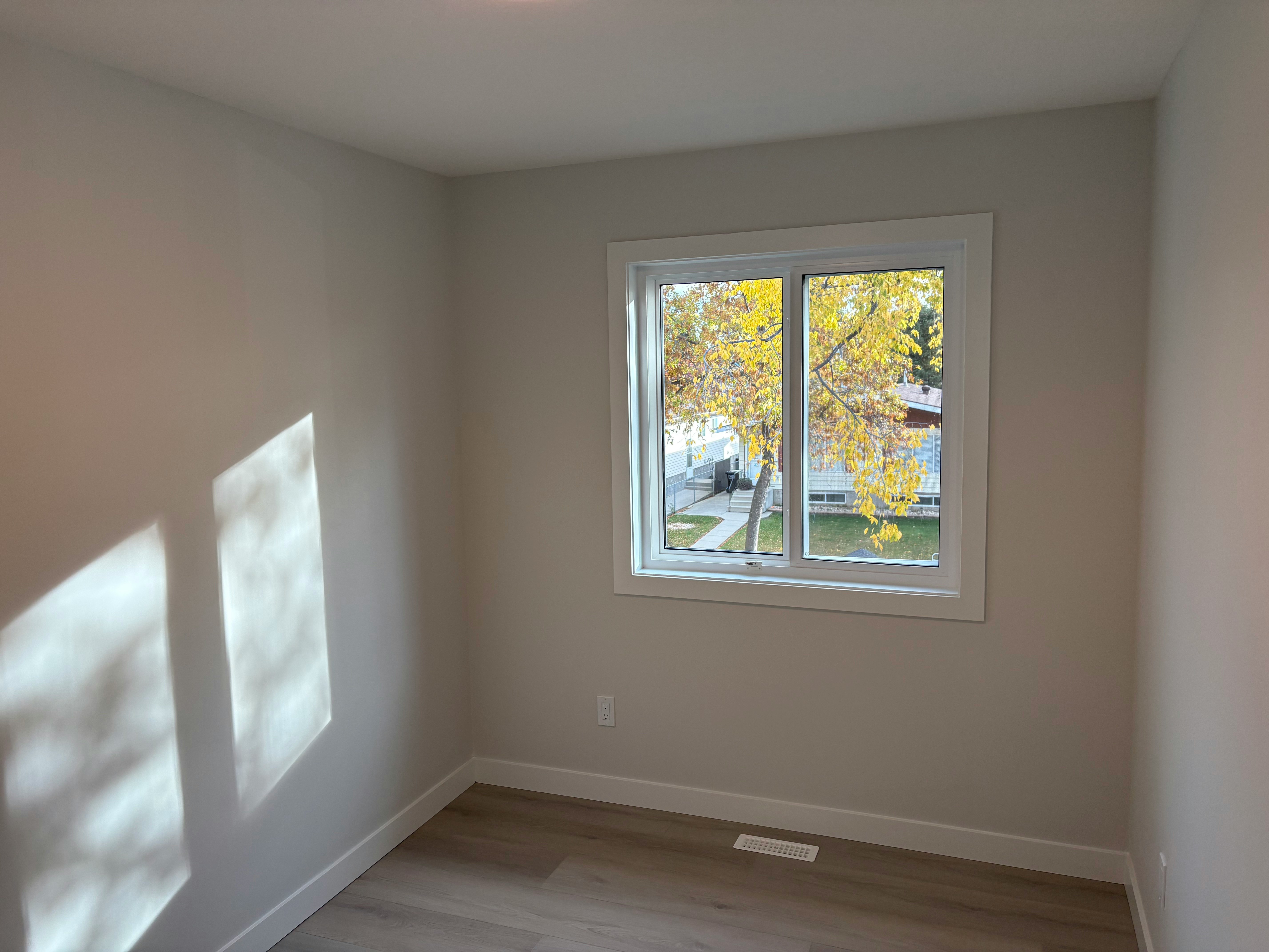 12026 102 Street Northwest, Edmonton, AB, T5G 2G7 - 3