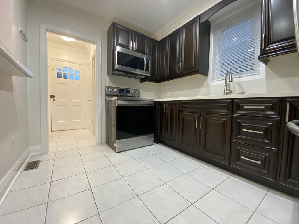 Main-92 Holwood Avenue, Toronto, ON, M6M 1P6