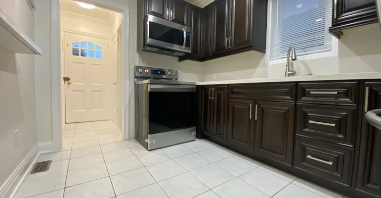 Main-92 Holwood Avenue, Toronto, ON, M6M 1P6