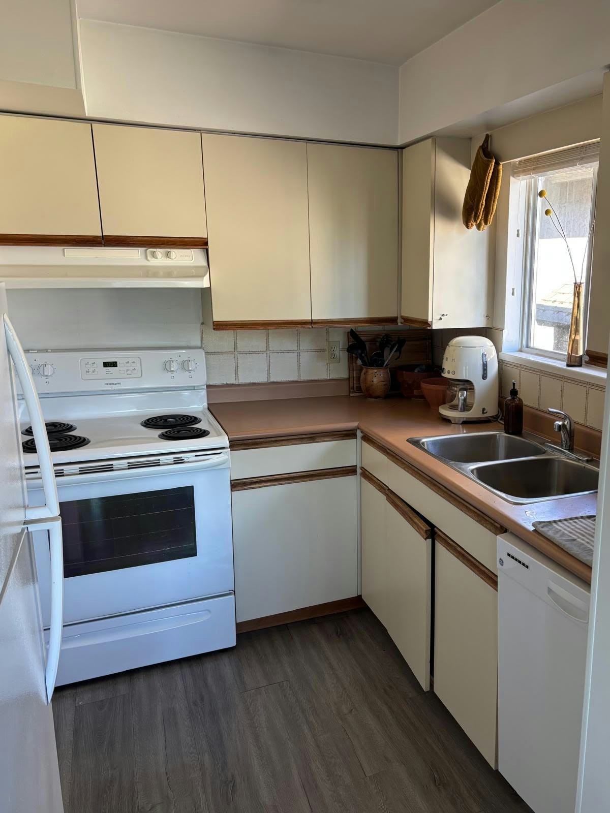 323,  West 13th Avenue, Vancouver, BC, V5Y 1W2 - 2