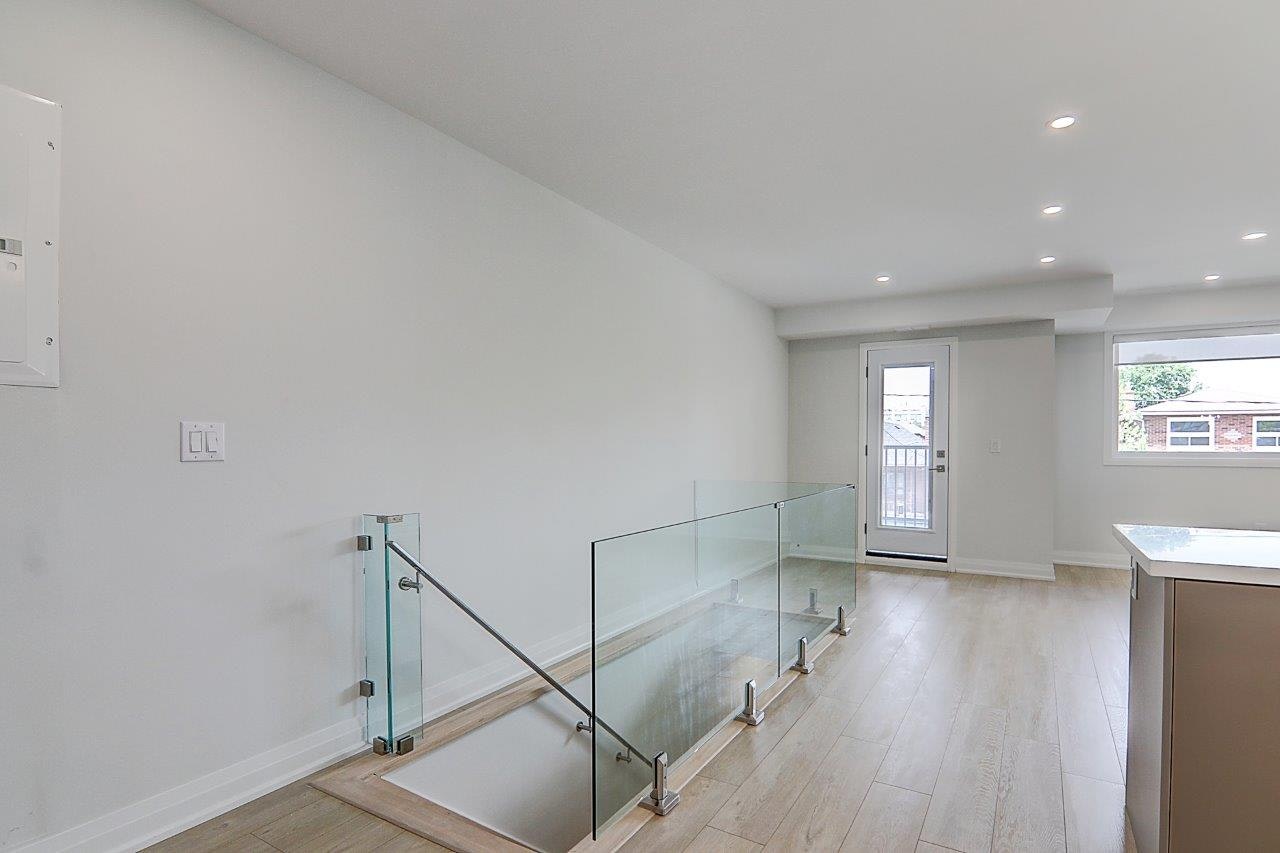 Upper-115 Livingstone Avenue, Toronto, ON, M6E 2L7 - 11