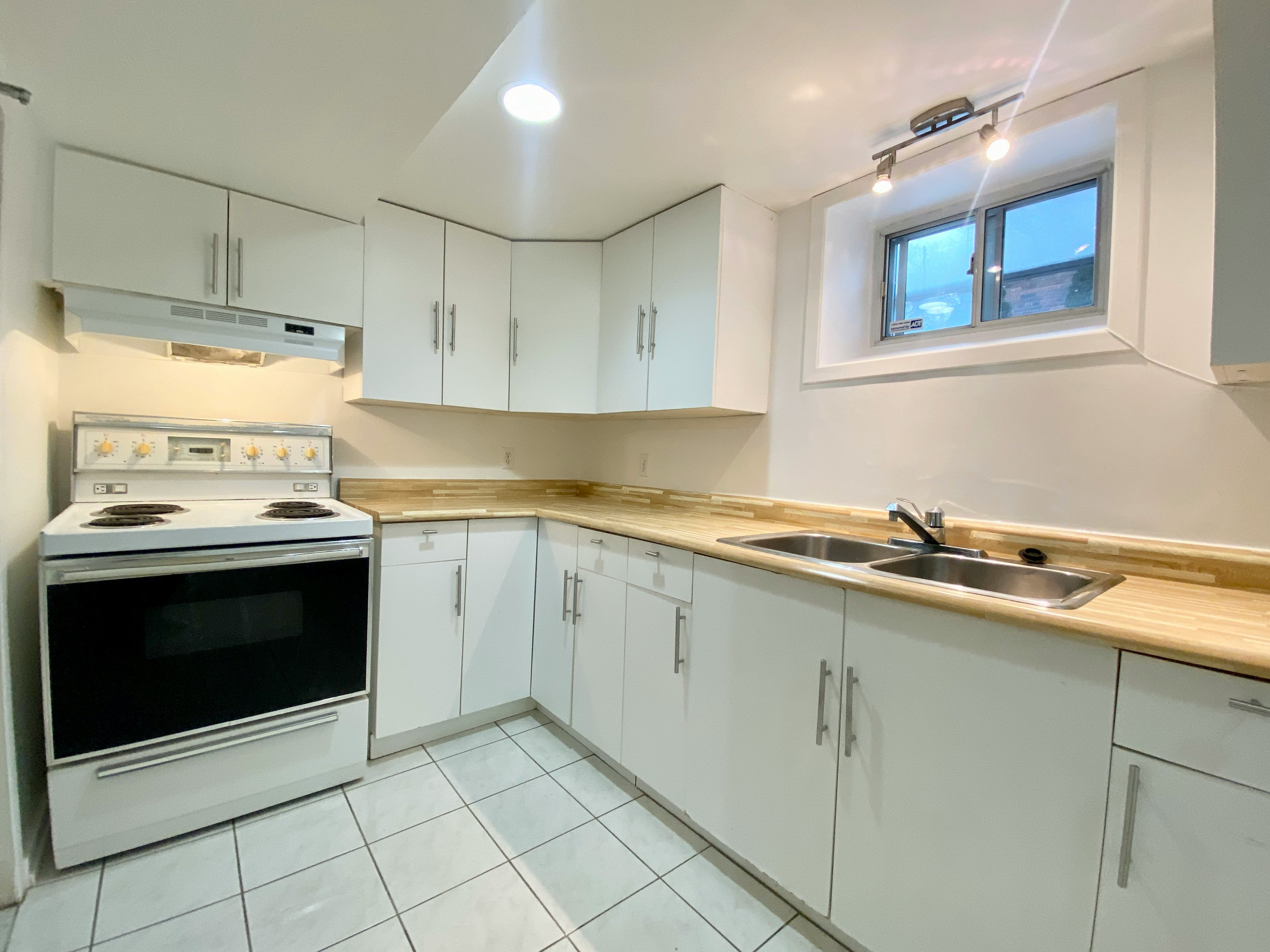 BSMT-114 Bellefair Avenue, Toronto, ON, M4L 3T8 - 7