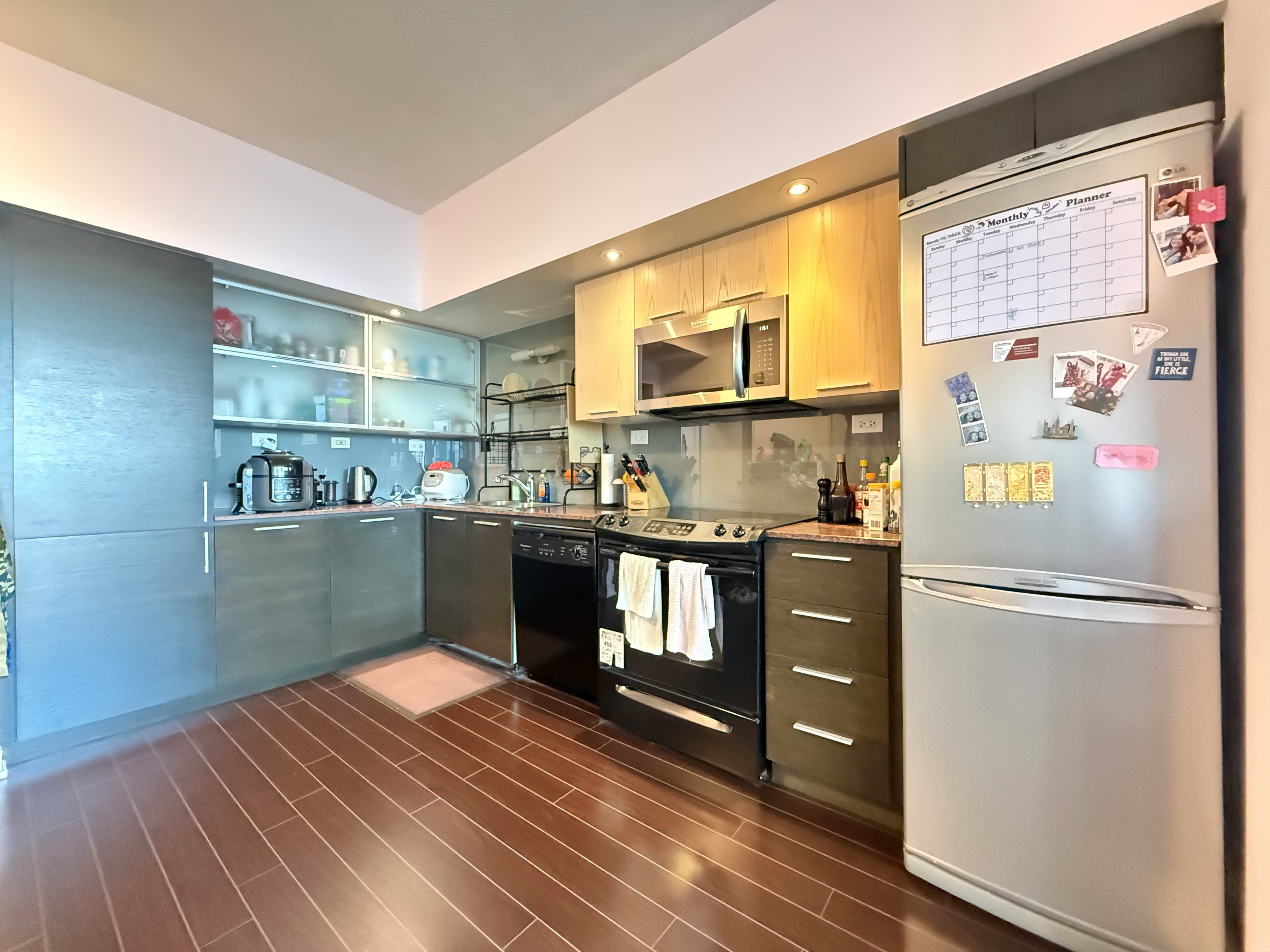 25 Capreol Court, Toronto, ON, M5V 3Z7 - 2
