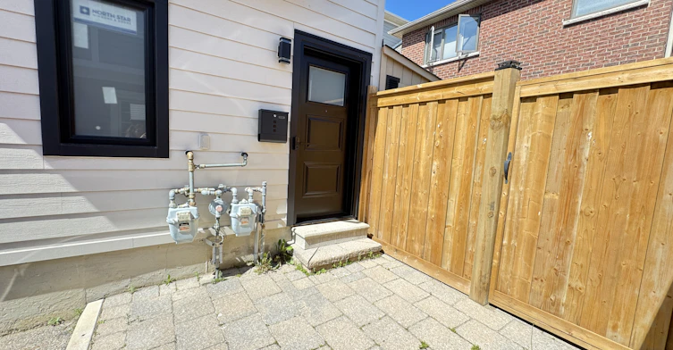 Coach-26 Cardrew Street, Markham, ON, L6B 1G2