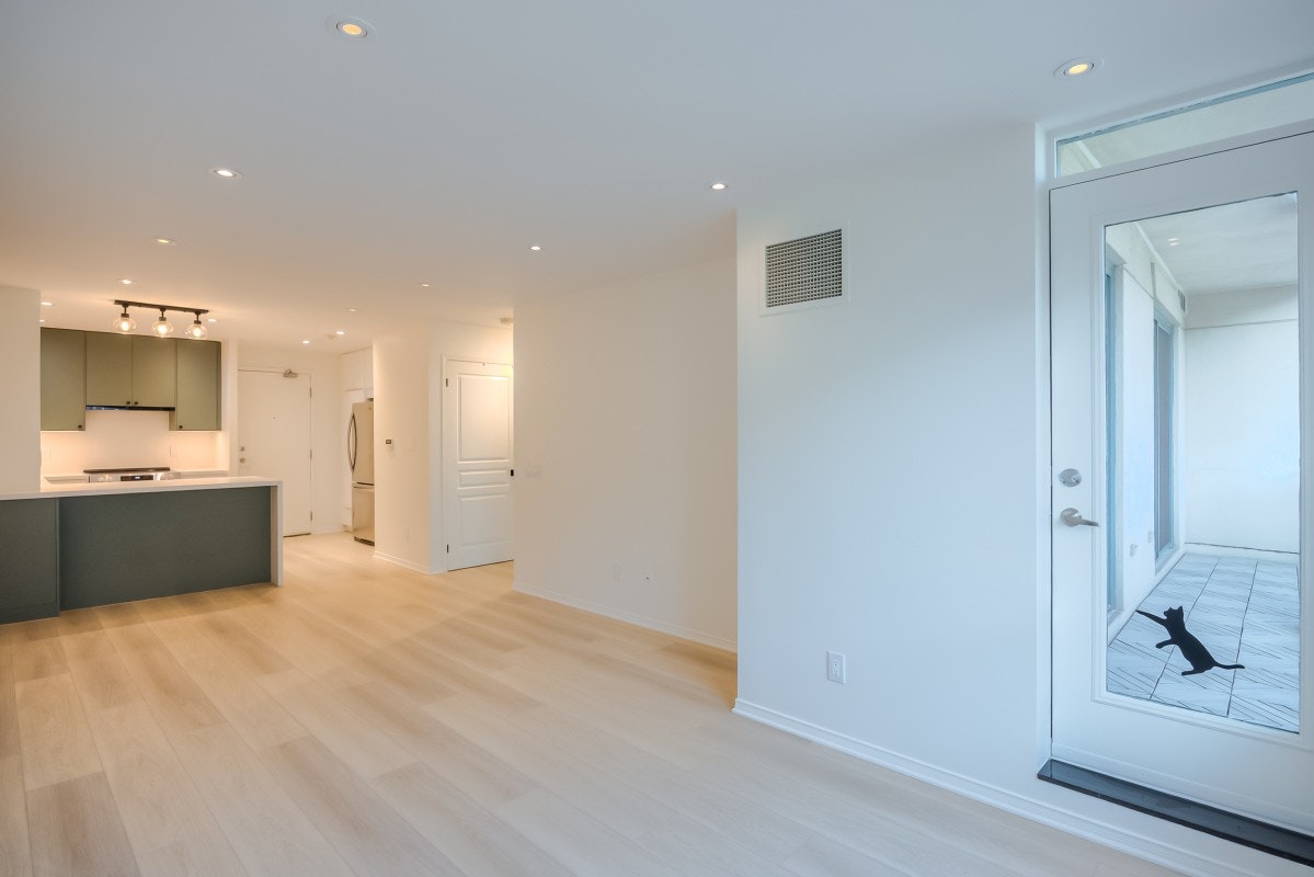 512-1863 Queen Street East, Toronto, ON, M4L 3Z9 - 4