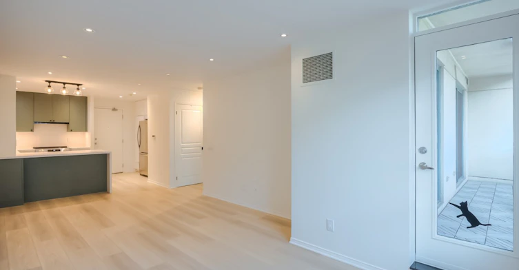 512-1863 Queen Street East, Toronto, ON, M4L 3Z9 - 4