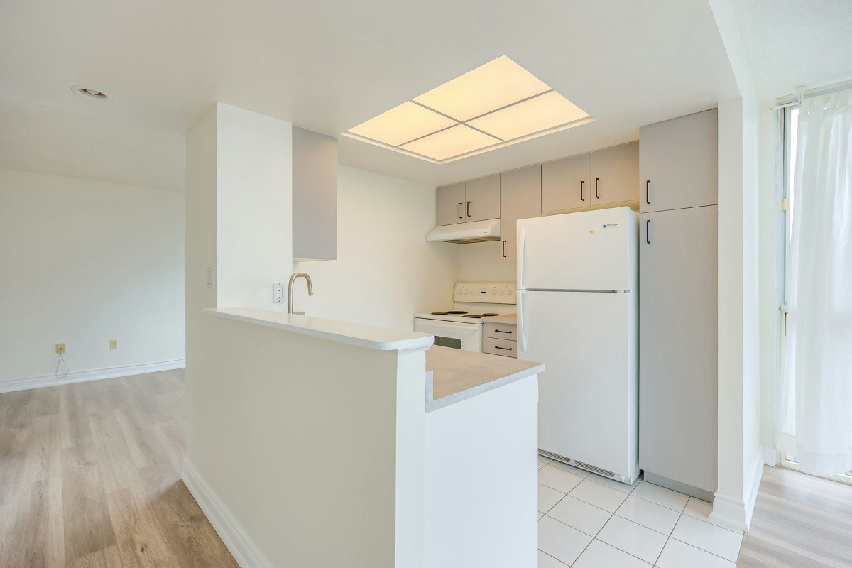 2504-5 Concorde Place, Toronto, ON, M3C 3K6 - 8