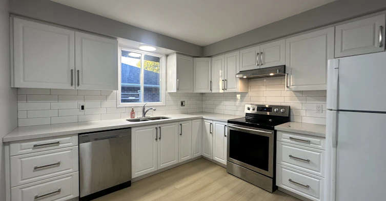 920 Southgate Drive, Oshawa, ON, L1H 7Z9 - 2