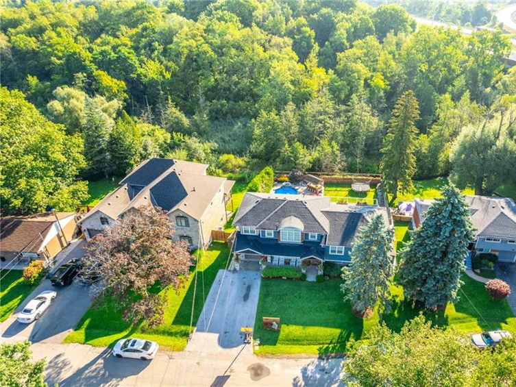 381 Woodworth Court, Hamilton, ON, L9G 2N2
