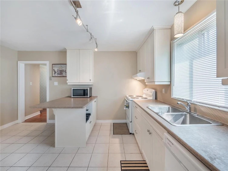 598 Brigadoon Drive, Hamilton, ON, L9C 6E7 - 6