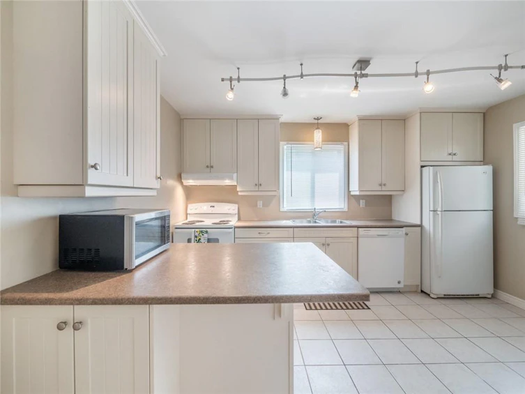 598 Brigadoon Drive, Hamilton, ON, L9C 6E7 - 7