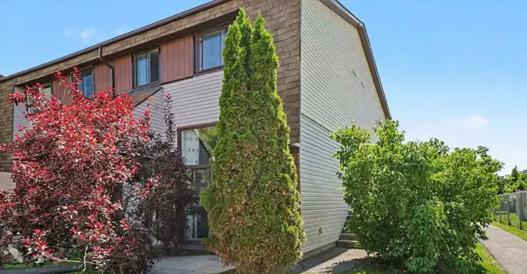 11D Woodvale Green, Ottawa, ON, K2G 4G9 - 2