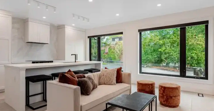 20 Leslie Garden Lane, Toronto, ON, M4M 3B4 - 3