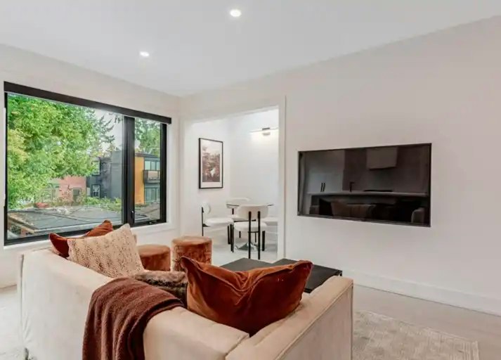 20 Leslie Garden Lane, Toronto, ON, M4M 3B4 - 4