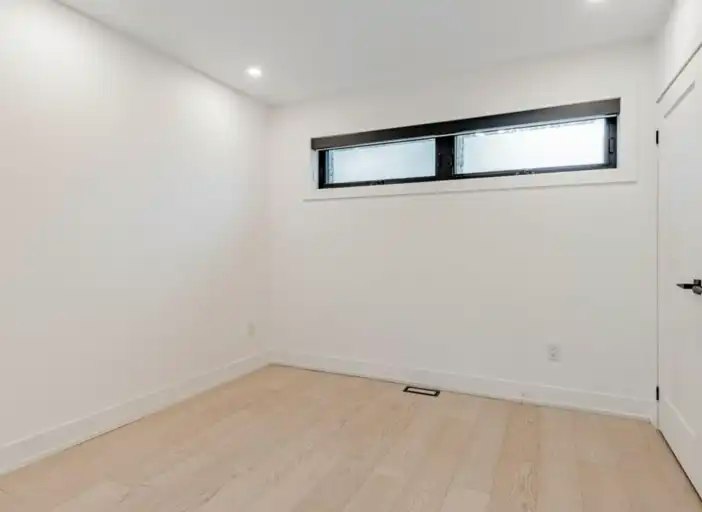 20 Leslie Garden Lane, Toronto, ON, M4M 3B4 - 17