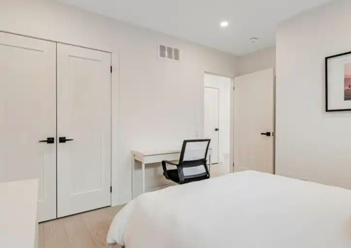 20 Leslie Garden Lane, Toronto, ON, M4M 3B4 - 16
