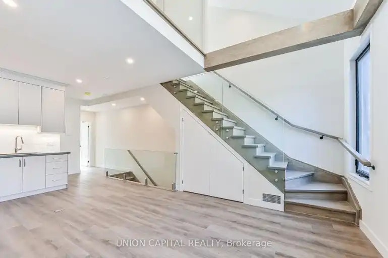 180 Broadview Avenue, Toronto, ON, M4M 2G5