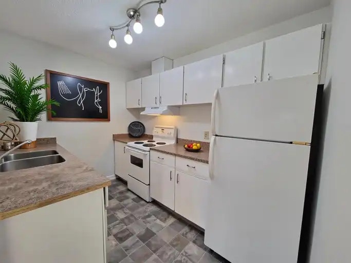 5820 58a Street, Red Deer, AB, T4N 2M7 - 2