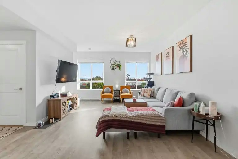 15151 Edmund Drive, Surrey, BC, V3S 0B2 1