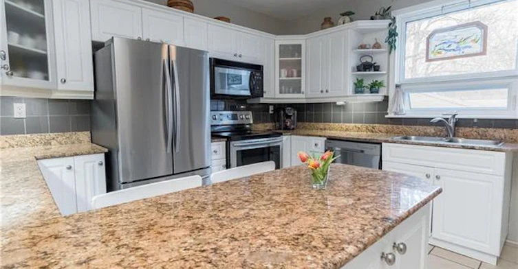 207 Academy Road, Winnipeg, MB, R3M 0E2 - 2