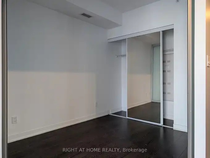 20 Bruyeres Mews, Toronto, ON, M5V 0G8