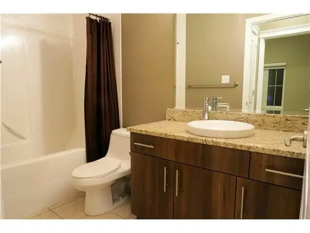 10333 112 Street Northwest, Edmonton, AB, T5K 0B4 - 12