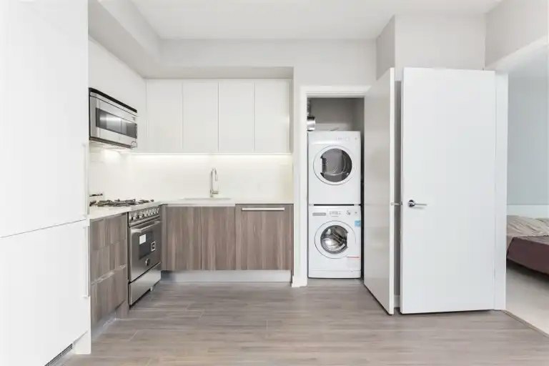 4900 Lennox Lane, Burnaby, BC, V5H 0G9 - 2