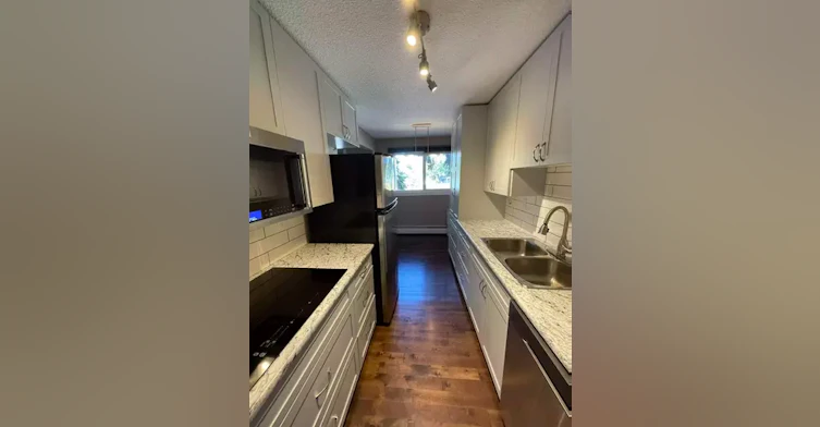 9725 82 Avenue Northwest, Edmonton, AB, T6E 1Y6 - 11
