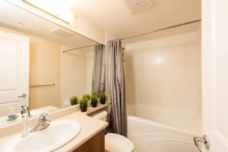2225 Holdom Avenue, Burnaby, BC, V5B 0A2 - 6