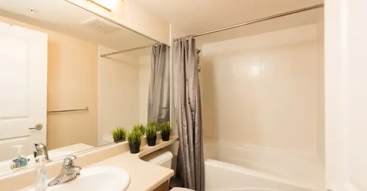 2225 Holdom Avenue, Burnaby, BC, V5B 0A2 - 6