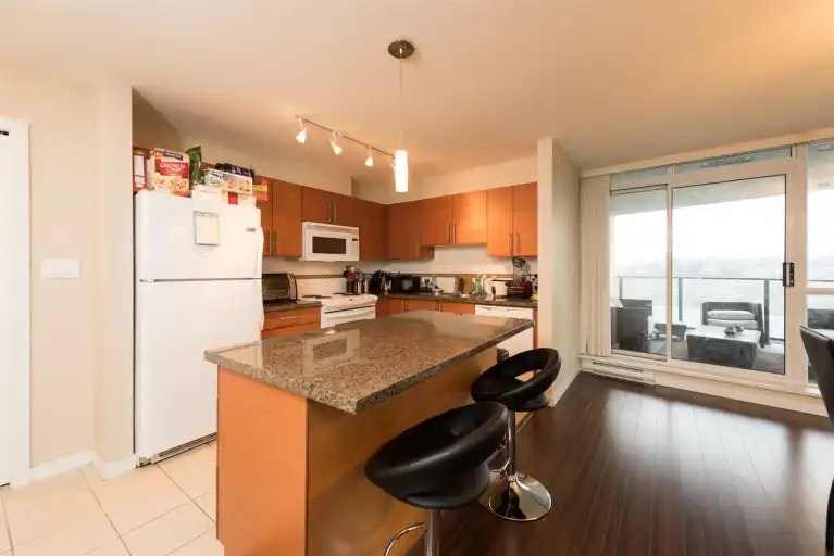 2225 Holdom Avenue, Burnaby, BC, V5B 0A2 - 2