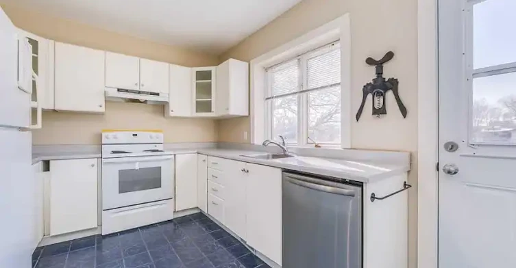 6 Prust Avenue, Toronto, ON, M4L 2M8 - 17