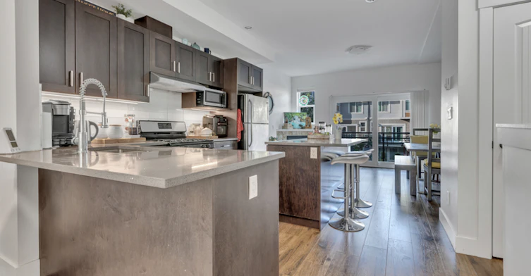 14660 105a Avenue, Surrey, BC, V3R 5X9 - 5