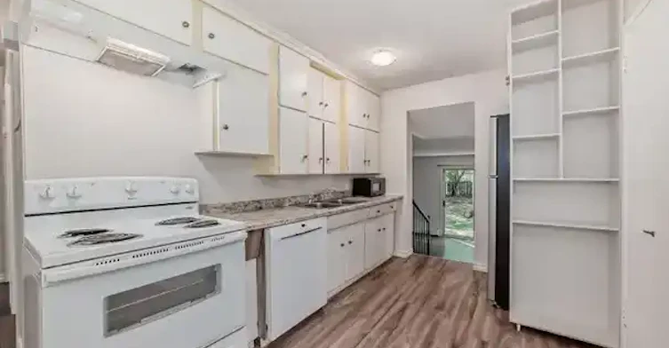 10953 74 Avenue Northwest, Edmonton, AB, T6G 0E5 - 9