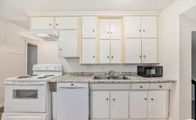 10953 74 Avenue Northwest, Edmonton, AB, T6G 0E5 - 8