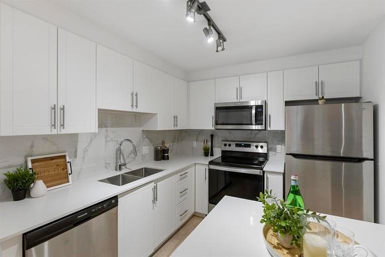 10707 139 Street, Surrey, BC, V3T 0B2 - 11