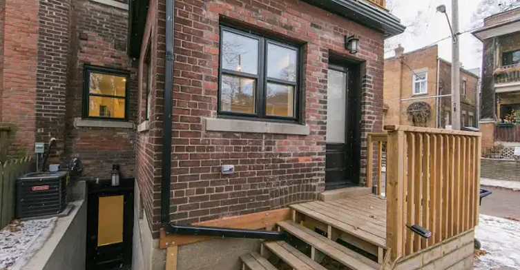 19 Fernwood Park Avenue, Toronto, ON, M4E 3E8 - 5