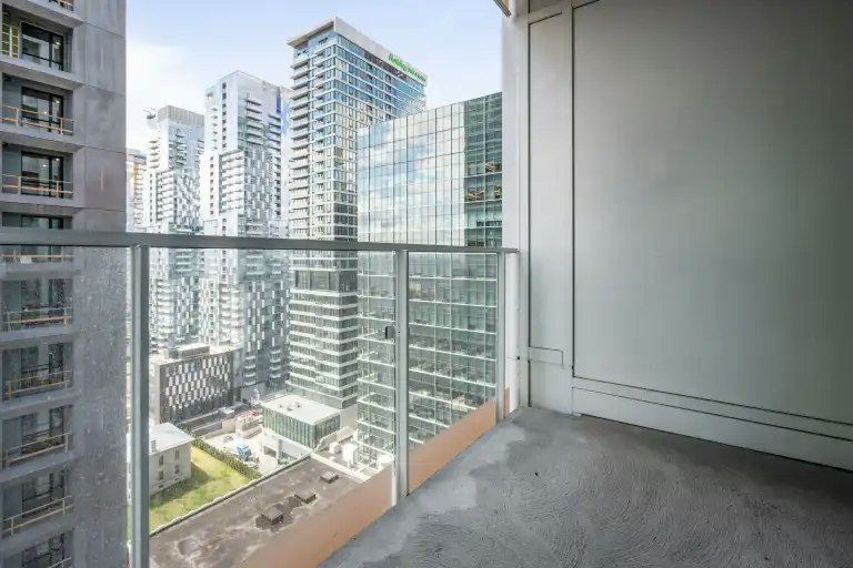 1020 De La Montagne Rue, Montréal, QC, H3G 0H8 - 9
