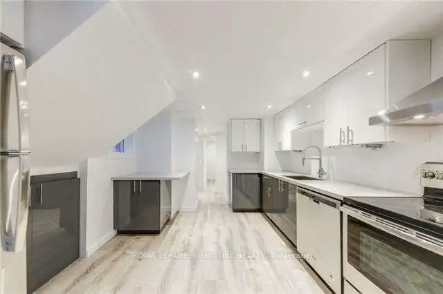22 Curzon Street, Toronto, ON, M4M 1L4 - 2