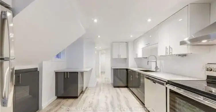 22 Curzon Street, Toronto, ON, M4M 1L4 - 2