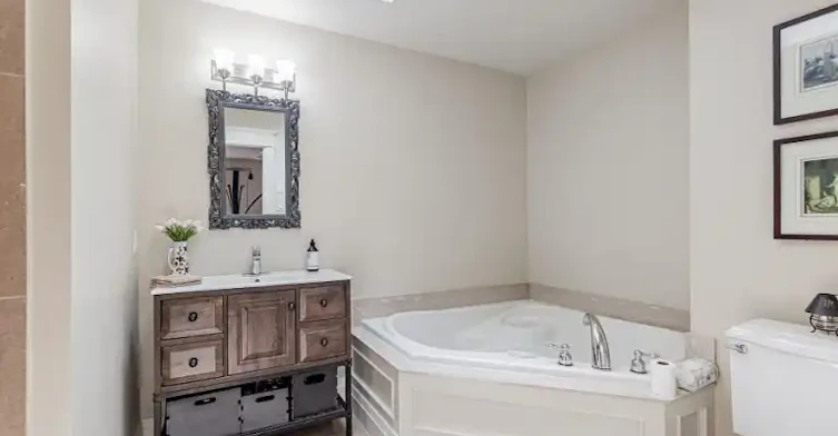 131 Gillard Avenue, Toronto, ON, M4J 4N7 - 4