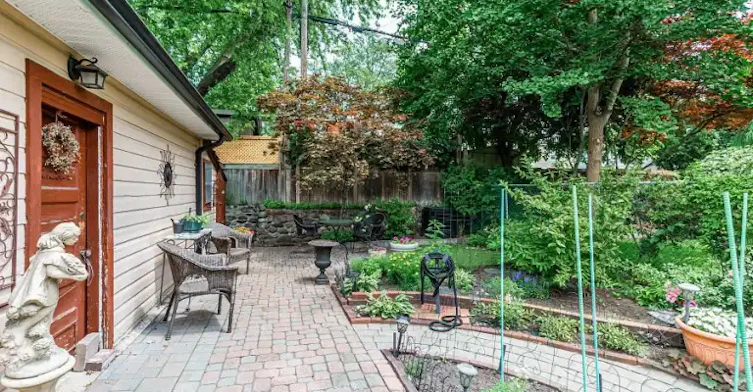131 Gillard Avenue, Toronto, ON, M4J 4N7 - 3
