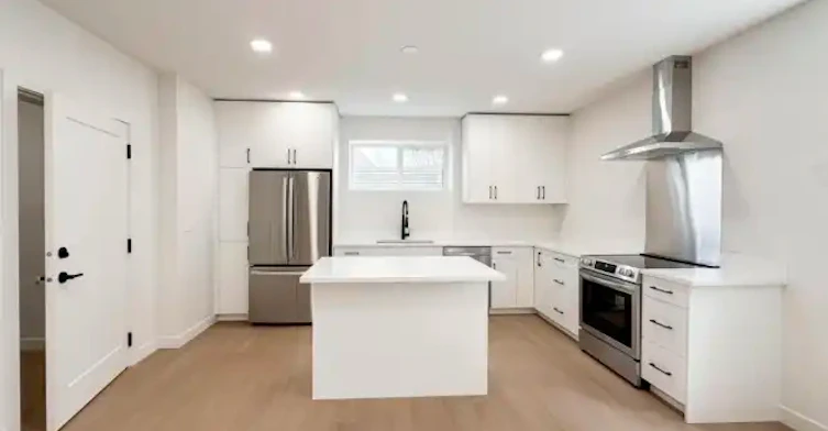 12342 131 Street Northwest, Edmonton, AB, T5L 1N3 - 4